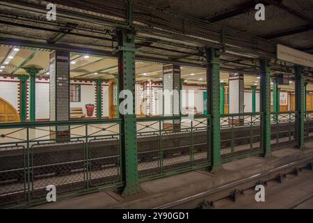 Boedapest, Ungarn 13. september 2008. Eine klassische alte leere und verlassene U-Bahn-Station mit Fliesen an der Wand in Budapest Stockfoto