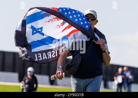 Washington DC, USA. Oktober 2024. Die Teilnehmer der Kundgebung zeigen ihre Unterstützung für Israel während einer Veranstaltung zum Jahrestag des von der Hamas geführten Angriffs am 7. Oktober 2024 in Washington DC. Kredit: Aaron Schwartz/CNP/MediaPunch Kredit: MediaPunch Inc/Alamy Live News Stockfoto