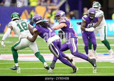 Tottenham Hotspur Stadium, London, Großbritannien. Oktober 2024. NFL UK Football, New York Jets gegen Minnesota Vikings; Minnesota Vikings vor Linebacker Andrew Van Ginkel (43) läuft eine Interception für einen Touchdown zurück. Credit: Action Plus Sports/Alamy Live News Stockfoto