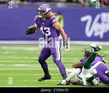 Tottenham Hotspur Stadium, London, Großbritannien. Oktober 2024. NFL UK Football, New York Jets gegen Minnesota Vikings; Minnesota Vikings vor Linebacker Andrew Van Ginkel (43) läuft eine Interception für einen Touchdown zurück. Credit: Action Plus Sports/Alamy Live News Stockfoto