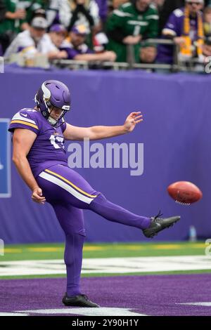 Tottenham Hotspur Stadium, London, Großbritannien. Oktober 2024. NFL UK Football, New York Jets gegen Minnesota Vikings; Minnesota Vikings Punter Ryan Wright (17) schlägt den Ball Credit: Action Plus Sports/Alamy Live News Stockfoto