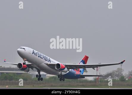 Belgrad, Serbien, April 2024; Air Serbia Airbus A330 Langstreckenflugzeug mit interkontinentalem Großraumflugzeug, das vom Flughafen Belgrad startet Stockfoto