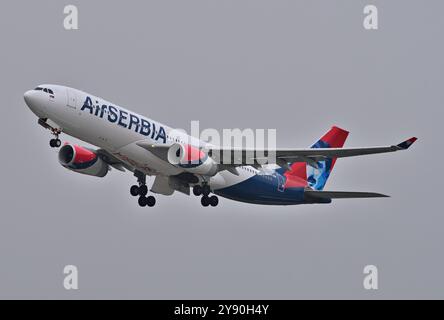 Belgrad, Serbien, April 2024; Air Serbia Airbus A330 Langstreckenflugzeug mit interkontinentalem Großraumflugzeug, das vom Flughafen Belgrad startet Stockfoto