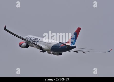 Belgrad, Serbien, April 2024; Air Serbia Airbus A330 Langstreckenflugzeug mit interkontinentalem Großraumflugzeug, das vom Flughafen Belgrad startet Stockfoto
