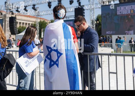 Washington DC, USA. Oktober 2024. Die Teilnehmer der Kundgebung zeigen ihre Unterstützung für Israel während einer Veranstaltung zum Jahrestag des von der Hamas geführten Angriffs am 7. Oktober 2024 in Washington DC. Kredit: Aaron Schwartz/CNP/MediaPunch Kredit: MediaPunch Inc/Alamy Live News Stockfoto