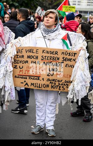 Pro-Palästinensische Demo in Berlin unter dem Motto Palästina leistet Widerstand - es begann lange vor dem 7. Oktober demonstriert heute um 3500 Teilnehmer auf dem Kottbusser Damm in Berlin-Kreuzberg und Neukölln. Es ist der Vortag des 7. Oktober, des Jahrestages an dem die militant-islamistische Hamas aus Gaza kommend Israel angegriff, rund 1200 Menschen in Israel tötete und rund 240 in den Gazastreifen entführt hat., Berlin Berlin Deutschland Kreuzberg-Neukölln *** Pro-palästinensische Demonstration in Berlin unter dem Motto Palestine Resists begann sie lange vor dem 7. Oktober, etwa 3500 Partien Stockfoto