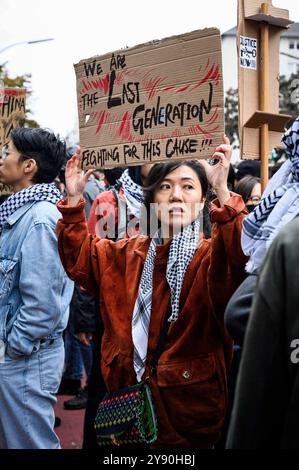 Pro-Palästinensische Demo in Berlin unter dem Motto Palästina leistet Widerstand - es begann lange vor dem 7. Oktober demonstriert heute um 3500 Teilnehmer auf dem Kottbusser Damm in Berlin-Kreuzberg und Neukölln. Es ist der Vortag des 7. Oktober, des Jahrestages an dem die militant-islamistische Hamas aus Gaza kommend Israel angegriff, rund 1200 Menschen in Israel tötete und rund 240 in den Gazastreifen entführt hat., Berlin Berlin Deutschland Kreuzberg-Neukölln *** Pro-palästinensische Demonstration in Berlin unter dem Motto Palestine Resists begann sie lange vor dem 7. Oktober, etwa 3500 Partien Stockfoto