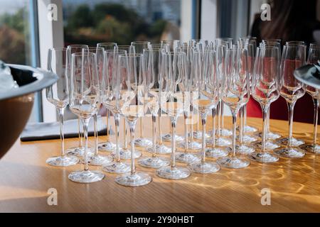 Elegantes Set leerer Kristallweingläser für Veranstaltungen oder Feiern in hellem Ambiente Stockfoto