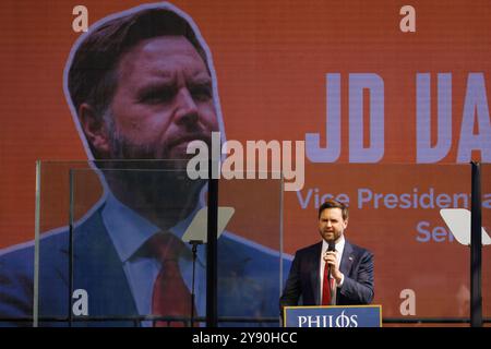 Washington DC, USA. Oktober 2024. Der US-Senator und republikanische Vizepräsidentschaftskandidat J.D. Vance (Republikaner von Ohio) hält während eines Ereignisses zum Jahrestag des von der Hamas geführten Angriffs am 7. Oktober 2024 in Washington DC eine Rede. Kredit: Aaron Schwartz/CNP/MediaPunch Kredit: MediaPunch Inc/Alamy Live News Stockfoto