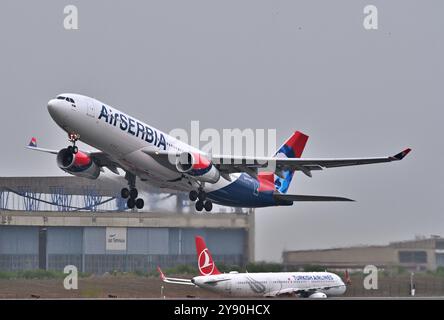 Belgrad, Serbien, April 2024; Air Serbia Airbus A330 Langstreckenflugzeug mit interkontinentalem Großraumflugzeug, das vom Flughafen Belgrad startet Stockfoto
