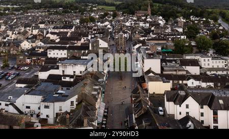 KESWICK, GROSSBRITANNIEN - 10. SEPTEMBER 2024. Blick aus der Vogelperspektive auf die Skyline von Keswick mit dem historischen Moot Hall-Gebäude auf dem Hauptplatz und den hohen s Stockfoto