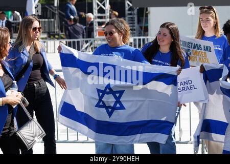 Washington DC, USA. Oktober 2024. Die Teilnehmer der Kundgebung zeigen ihre Unterstützung für Israel während einer Veranstaltung zum Jahrestag des von der Hamas geführten Angriffs am 7. Oktober 2024 in Washington DC. Kredit: Aaron Schwartz/CNP/MediaPunch Kredit: MediaPunch Inc/Alamy Live News Stockfoto