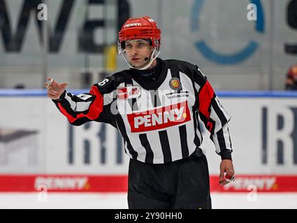 Augsburg, Deutschland. Oktober 2024. Hauptschiedsrichter Sean MacFarlane. Deutschland, Augsburger Panther gegen Grizzlys Wolfsburg, Eishockey, DEL, 7. Spieltag, Saison 2024/2025, 06.10.2024. Foto: Eibner-Pressefoto/Heike feiner Credit: dpa/Alamy Live News Stockfoto