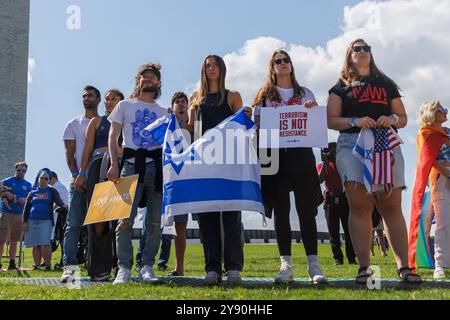 Washington DC, USA. Oktober 2024. Die Teilnehmer der Kundgebung zeigen ihre Unterstützung für Israel während einer Veranstaltung zum Jahrestag des von der Hamas geführten Angriffs am 7. Oktober 2024 in Washington DC. Kredit: Aaron Schwartz/CNP/MediaPunch Kredit: MediaPunch Inc/Alamy Live News Stockfoto