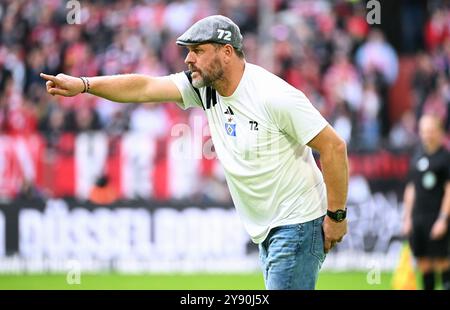 Fussball, 2. Bundesliga, Deutschland, Herren, Saison 2024/2025, 8. Spieltag, Merkur-Spiel-Arena Düsseldorf, Fortuna Düsseldorf - Hamburger SV 0:3; Cheftrainer Steffen Baumgart (HSV). Aktion, Einzelbild. Stockfoto