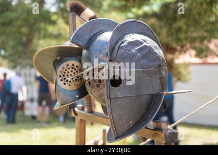 Alte römische Gladiatorenhelme in einem Militärlager Stockfoto