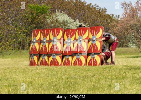 Römische Legionäre in testudo-Formation mit roten Schilden Stockfoto