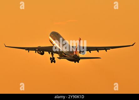 Belgrad, Serbien, August 2024; Air Serbia Airbus A330 Langstreckenflugzeug mit interkontinentalem Großraumflugzeug, das in den Sonnenuntergang startet Stockfoto