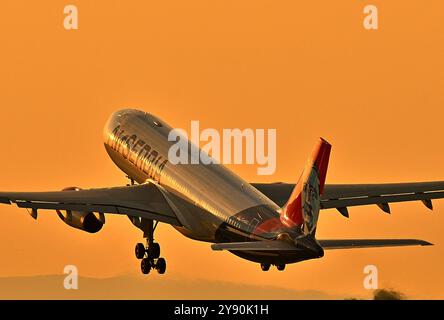 Belgrad, Serbien, August 2024; Air Serbia Airbus A330 Langstreckenflugzeug mit interkontinentalem Großraumflugzeug, das in den Sonnenuntergang startet Stockfoto