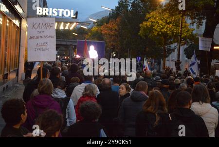 Berlin, Deutschland - 7. Oktober 2024 - Berlin gedenkt in der Fasanenstraße vor dem jüdischen Gemeindegebäude an den Jahrestag des Massakers der Hamas an Israel. (Foto: Markku Rainer Peltonen) Stockfoto