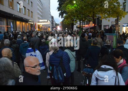 Berlin, Deutschland - 7. Oktober 2024 - Berlin gedenkt in der Fasanenstraße vor dem jüdischen Gemeindegebäude an den Jahrestag des Massakers der Hamas an Israel. (Foto: Markku Rainer Peltonen) Stockfoto