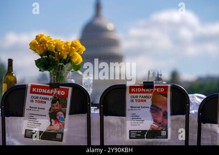 Washington DC, USA. Oktober 2024. Die Einwohner von Washington, DC, begehen den einjährigen Jahrestag der Angriffe vom 7. Oktober in Israel, die von der Hamas begangen wurden, mit einer leeren Schabbat-Tabelle in der National Mall am 7. Oktober 2024 in Washington, DC. Der leere Tisch hat einen Stuhl und einen Platz für jede verbliebene Geisel in Gaza und einen Tisch, um die Geiseln zu erinnern, die ausgerufen wurden und deren Leichen in Gefangenschaft bleiben. Foto: Leigh Vogel/UPI Credit: UPI/Alamy Live News Credit: UPI/Alamy Live News Stockfoto