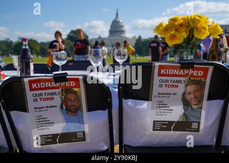 Washington DC, USA. Oktober 2024. Die Einwohner von Washington, DC, begehen den einjährigen Jahrestag der Angriffe vom 7. Oktober in Israel, die von der Hamas begangen wurden, mit einer leeren Schabbat-Tabelle in der National Mall am 7. Oktober 2024 in Washington, DC. Der leere Tisch hat einen Stuhl und einen Platz für jede verbliebene Geisel in Gaza und einen Tisch, um die Geiseln zu erinnern, die ausgerufen wurden und deren Leichen in Gefangenschaft bleiben. Foto: Leigh Vogel/UPI Credit: UPI/Alamy Live News Credit: UPI/Alamy Live News Stockfoto