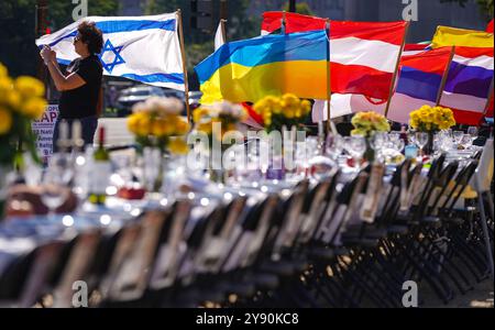 Washington DC, USA. Oktober 2024. Die Einwohner von Washington, DC, begehen den einjährigen Jahrestag der Angriffe vom 7. Oktober in Israel, die von der Hamas begangen wurden, mit einer leeren Schabbat-Tabelle in der National Mall am 7. Oktober 2024 in Washington, DC. Der leere Tisch hat einen Stuhl und einen Platz für jede verbliebene Geisel in Gaza und einen Tisch, um die Geiseln zu erinnern, die ausgerufen wurden und deren Leichen in Gefangenschaft bleiben. Foto: Leigh Vogel/UPI Credit: UPI/Alamy Live News Credit: UPI/Alamy Live News Stockfoto