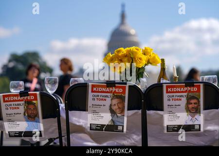 Washington DC, USA. Oktober 2024. Die Einwohner von Washington, DC, begehen den einjährigen Jahrestag der Angriffe vom 7. Oktober in Israel, die von der Hamas begangen wurden, mit einer leeren Schabbat-Tabelle in der National Mall am 7. Oktober 2024 in Washington, DC. Der leere Tisch hat einen Stuhl und einen Platz für jede verbliebene Geisel in Gaza und einen Tisch, um die Geiseln zu erinnern, die ausgerufen wurden und deren Leichen in Gefangenschaft bleiben. Foto: Leigh Vogel/UPI Credit: UPI/Alamy Live News Credit: UPI/Alamy Live News Stockfoto