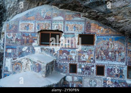 Macka, Trabzon, Türkei - 29. September 2024; Hof des Klosters Sumela unter dem Felsen. Reste alter Fresken sind an mehreren Wänden zu sehen. Macka, Trabzon Stockfoto