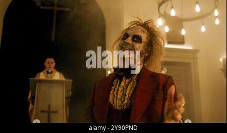 BeetleJuice BeetleJuice ist eine US-amerikanische Horrorkomödie aus dem Jahr 2024 von Tim Burton aus einem Drehbuch von Alfred Gough und Miles Millar. Dieses Foto ist nur für redaktionelle Zwecke bestimmt und unterliegt dem Urheberrecht des Filmunternehmens und/oder des Fotografen, der von dem Film- oder Produktionsunternehmen beauftragt wurde. Es kann nur durch Veröffentlichungen in Verbindung mit der Werbung für den oben genannten Film reproduziert werden. Es ist eine obligatorische Gutschrift für die Filmfirma erforderlich. Der Fotograf sollte ebenfalls angerechnet werden, wenn er bekannt ist. Stockfoto