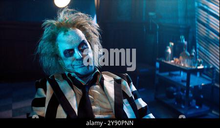 BeetleJuice BeetleJuice ist eine US-amerikanische Horrorkomödie aus dem Jahr 2024 von Tim Burton aus einem Drehbuch von Alfred Gough und Miles Millar. Dieses Foto ist nur für redaktionelle Zwecke bestimmt und unterliegt dem Urheberrecht des Filmunternehmens und/oder des Fotografen, der von dem Film- oder Produktionsunternehmen beauftragt wurde. Es kann nur durch Veröffentlichungen in Verbindung mit der Werbung für den oben genannten Film reproduziert werden. Es ist eine obligatorische Gutschrift für die Filmfirma erforderlich. Der Fotograf sollte ebenfalls angerechnet werden, wenn er bekannt ist. Stockfoto