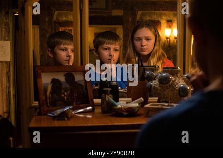 Speak No Evil ist ein US-amerikanischer Horror-Thriller aus dem Jahr 2024 von James Watkins. Dieses Foto ist nur für redaktionelle Zwecke bestimmt und unterliegt dem Urheberrecht des Filmunternehmens und/oder des Fotografen, der von dem Film- oder Produktionsunternehmen beauftragt wurde. Es kann nur durch Veröffentlichungen in Verbindung mit der Werbung für den oben genannten Film reproduziert werden. Es ist eine obligatorische Gutschrift für die Filmfirma erforderlich. Der Fotograf sollte ebenfalls angerechnet werden, wenn er bekannt ist. Stockfoto