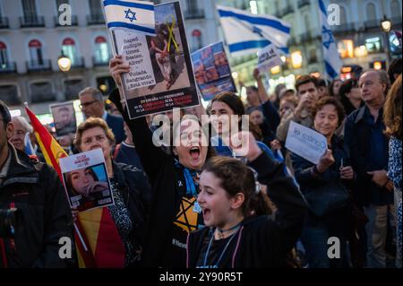 Madrid, Spanien. Oktober 2024. Menschen, die während einer Versammlung zum Gedenken an die Opfer schreien und die Freilassung der Geiseln durch die Hamas fordern. Die Proteste auf der ganzen Welt markieren den einjährigen Jahrestag des Angriffs der Hamas in Israel am 7. Oktober 2023, bei dem mehr als 1.200 Menschen getötet wurden, und setzen die militärische Offensive Israels fort, bei der bis heute 42.000 Menschen in Gaza, Palästina, und rund 1.100 Menschen in der Nähe von Beirut im Libanon getötet wurden. Quelle: Marcos del Mazo/Alamy Live News Stockfoto