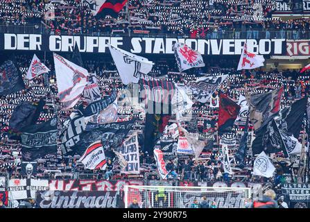 Frankfurt, Deutschland. Oktober 2024. FRA Fans im Spiel EINTRACHT FRANKFURT - FC BAYERN MÜNCHEN 3-3 am 6. Oktober 2024 in Frankfurt. Saison 2024/2025, 1.Bundesliga, FCB, München, Spieltag 6, Spieltag Fotograf: ddp Images/STAR-Images - DFL-VORSCHRIFTEN VERBIETEN JEDE VERWENDUNG VON FOTOS als BILDSEQUENZEN und/oder QUASI-VIDEO - Credit: ddp Media GmbH/Alamy Live News Stockfoto