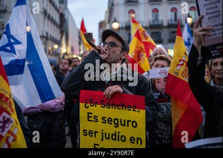 Madrid, Spanien. Oktober 2024. Menschen während eines Treffens zum Gedenken an die Opfer und fordern die Freilassung der Geiseln durch die Hamas. Die Proteste auf der ganzen Welt markieren den einjährigen Jahrestag des Angriffs der Hamas in Israel am 7. Oktober 2023, bei dem mehr als 1.200 Menschen getötet wurden, und setzen die militärische Offensive Israels fort, bei der bis heute 42.000 Menschen in Gaza, Palästina, und rund 1.100 Menschen in der Nähe von Beirut im Libanon getötet wurden. Quelle: Marcos del Mazo/Alamy Live News Stockfoto