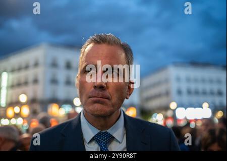 Madrid, Spanien. Oktober 2024. Javier Ortega Smith von der rechtsextremen Partei VOX wird während einer Versammlung zum Gedenken an die Opfer gesehen und die Freilassung der Geiseln durch die Hamas gefordert. Die Proteste auf der ganzen Welt markieren den einjährigen Jahrestag des Angriffs der Hamas in Israel am 7. Oktober 2023, bei dem mehr als 1.200 Menschen getötet wurden, und setzen die militärische Offensive Israels fort, bei der bis heute 42.000 Menschen in Gaza, Palästina, und rund 1.100 Menschen in der Nähe von Beirut im Libanon getötet wurden. Quelle: Marcos del Mazo/Alamy Live News Stockfoto