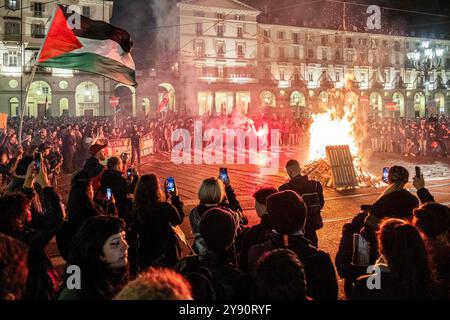 Torino, Italien. Oktober 2024. Alcuni Momenti della Fiaccolata “Palestina libera, Libano libero” presso Piazza Castello a Torino, Italia - Cronaca - Lunedì 7 Ottobre 2024 - (Foto Giacomo Longo/LaPresse) einige Momente der Fackelprozession “Freies Palästina, Freies Libanon” auf der Piazza Castello in Turin, Italien - Chronik - Montag, 7 Oktober 2024 - (Foto Giacomo Longo/LaPresse Stockfoto