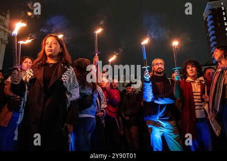 Torino, Italien. Oktober 2024. Alcuni Momenti della Fiaccolata “Palestina libera, Libano libero” presso Piazza Castello a Torino, Italia - Cronaca - Lunedì 7 Ottobre 2024 - (Foto Giacomo Longo/LaPresse) einige Momente der Fackelprozession “Freies Palästina, Freies Libanon” auf der Piazza Castello in Turin, Italien - Chronik - Montag, 7 Oktober 2024 - (Foto Giacomo Longo/LaPresse Stockfoto