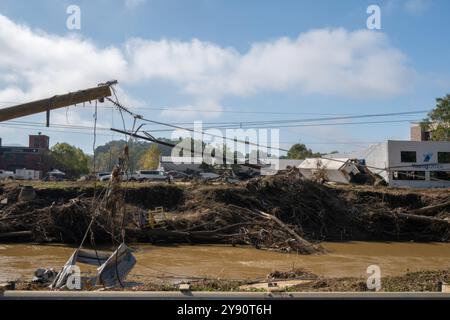 Asheville, Usa. Oktober 2024. Schutt und Schlamm, der durch die Überschwemmungen des Hurrikans Helene am 5. Oktober 2024 in Asheville, North Carolina, verstreut wurde. Quelle: Charles Delano/USACE Photo/Alamy Live News Stockfoto