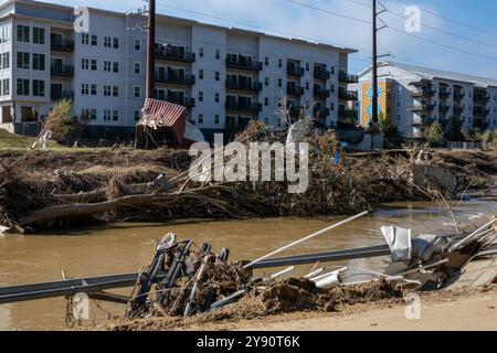 Asheville, Usa. Oktober 2024. Schutt und Schlamm, der durch die Überschwemmungen des Hurrikans Helene am 5. Oktober 2024 in Asheville, North Carolina, verstreut wurde. Quelle: Charles Delano/USACE Photo/Alamy Live News Stockfoto