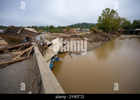 Asheville, Usa. Oktober 2024. Schutt und Schlamm, der durch die Überschwemmungen des Hurrikans Helene am 5. Oktober 2024 in Asheville, North Carolina, verstreut wurde. Quelle: Charles Delano/USACE Photo/Alamy Live News Stockfoto