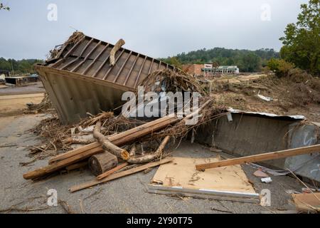 Asheville, Usa. Oktober 2024. Schutt und Schlamm, der durch die Überschwemmungen des Hurrikans Helene am 5. Oktober 2024 in Asheville, North Carolina, verstreut wurde. Quelle: Charles Delano/USACE Photo/Alamy Live News Stockfoto