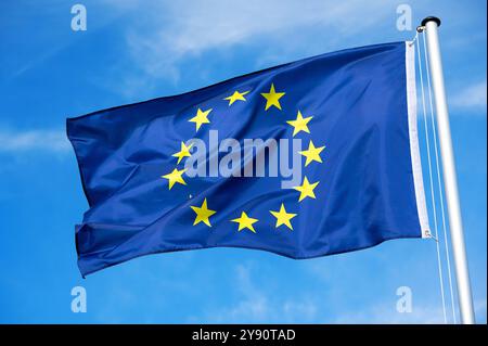 Die Flagge der Europäischen Union flattert im Wind Stockfoto