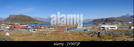 Nanortalik, Grönland - 27. August 2024: Panoramablick auf die kleine abgelegene Stadt Nanortalik in Südgrönland. Auf der rechten Seite befindet sich der Heliport. Stockfoto