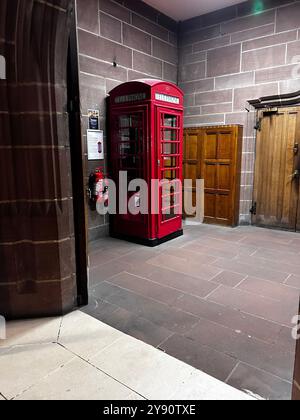 Ungewöhnliche Lage für eine traditionelle rote Telefonzelle in der Kathedrale von Liverpool. Stockfoto