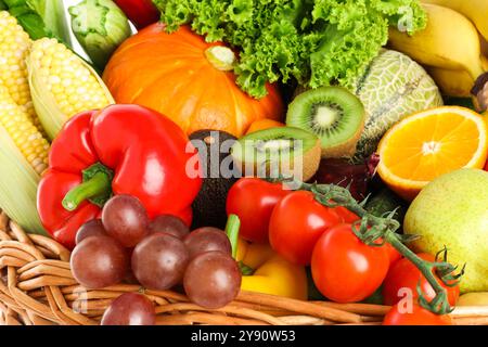 Verschiedene frische Früchte und Gemüse im Korb, Großaufnahme Stockfoto