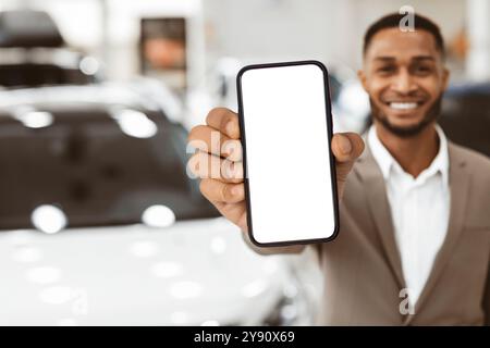 Agent, Der Den Fahrzeugschlüssel Im Mietwagenbüro Anzeigt Stockfoto
