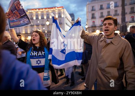 Madrid, Spanien. Oktober 2024. Mehrere hundert Menschen, die von der pro-israelischen Vereinigung Action and Communication on the Middle East (ACOM) aufgerufen wurden, demonstrierten diesen Montag in Puerta del Sol in Madrid, um der Opfer der Angriffe der Hamas in Israel vor einem Jahr zu gedenken. Quelle: D. Canales Carvajal/Alamy Live News Stockfoto