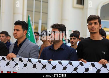 Gaziantep, Turkiye. Oktober 2024. Gaziantep, Turkiye. Oktober 2024. Studenten protestieren auf dem Campus der Gaziantep Universität für Islamische Wissenschaften und Technologie, um an das einjährige Zeichen des israelischen Krieges im Gazastreifen zu erinnern. Der Krieg wurde von israelischen Truppen am selben Tag gestartet, an dem die Hamas am 7. Oktober 2023 die Al-Aqsa-Flut in Israel Angriff. Quelle: ZUMA Press, Inc./Alamy Live News Stockfoto